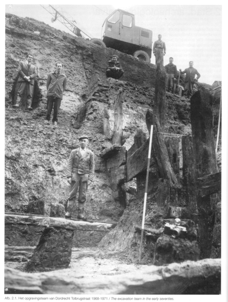 Ophogingen in de binnenstad: Tolbrugstraat-waterzijde, tussen 1968 en 1971.