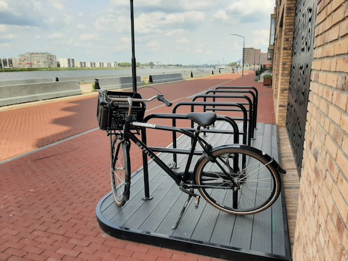 Fietsvlonder met fiets op Stadswerven